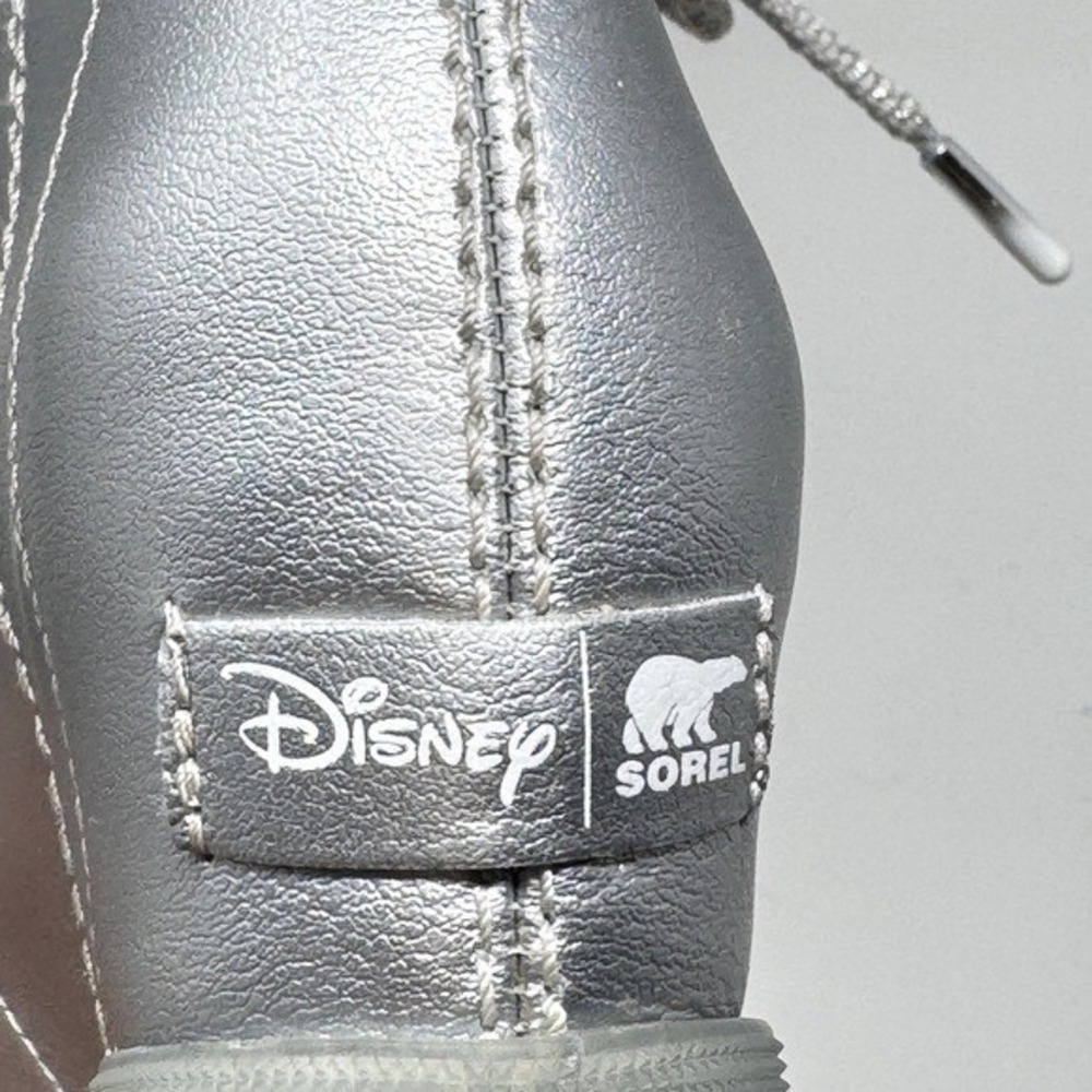 Sorel x Disney Joan of Arctic Wedge Frozen Boots – Silver, Girl's Size 2 - Picture 13 of 14